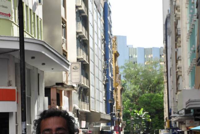 Feliz, passeando pelas ruas centrais de Porto Alegre, no Rio Grande do Sul